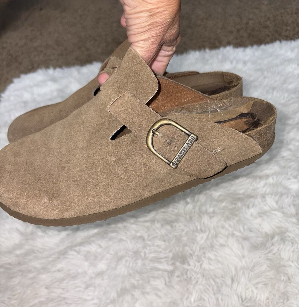 Eastland Women’s 9 Classic Brown Slip In Clogs. ** Nt Desc**